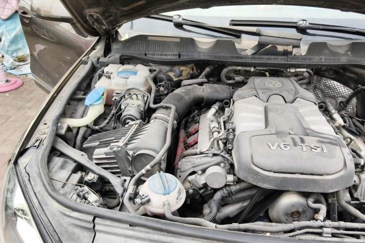 Used Volkswagen Touareg 2011 3.0 TSI Standard Version Engine Bay Right