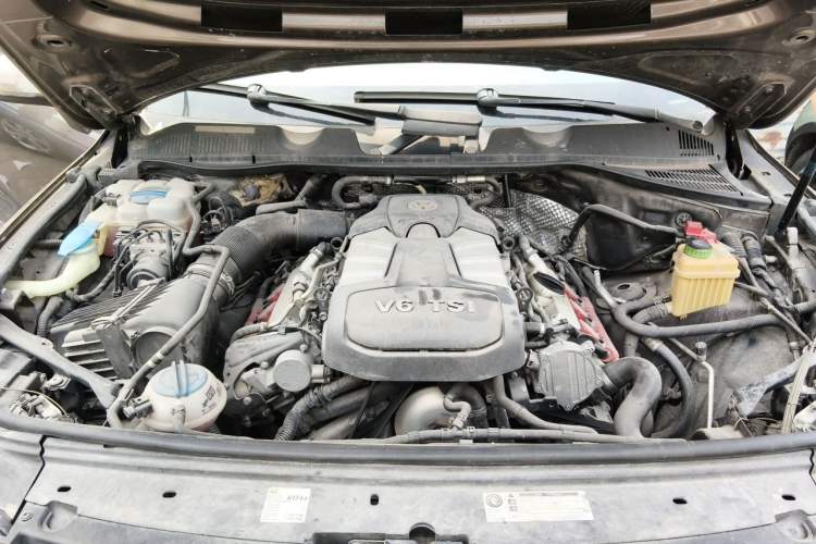 Used Volkswagen Touareg 2011 3.0 TSI Standard Version Engine Bay