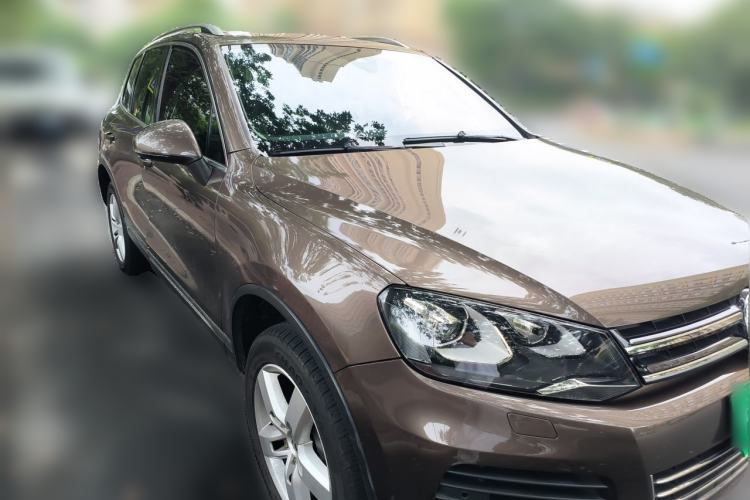 Used Volkswagen Touareg 2011 3.0 TSI Hybrid Front Right 45 Deg