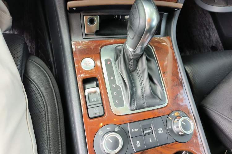 Used Volkswagen Touareg 2011 3.0 TSI Hybrid Gear Lever