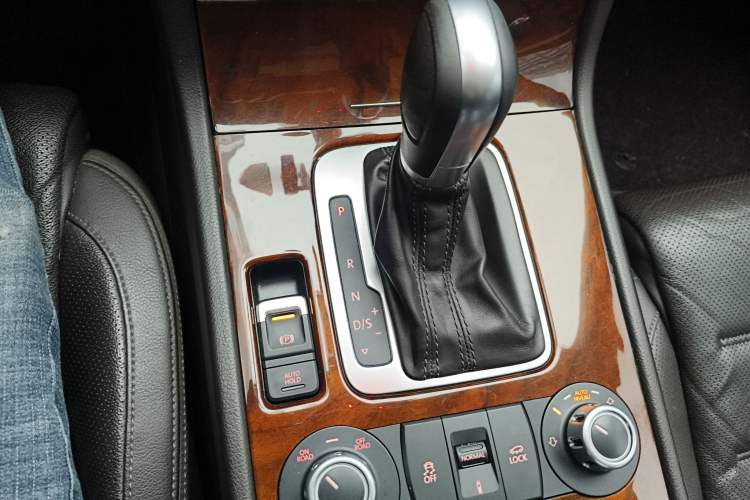 Used Volkswagen Touareg 2011 3.0 TSI Comfort Version Gear Lever