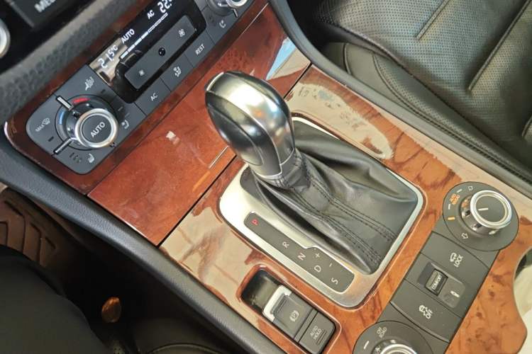 Used Volkswagen Touareg 2011 3.0 TSI Comfort Version Gear Lever
