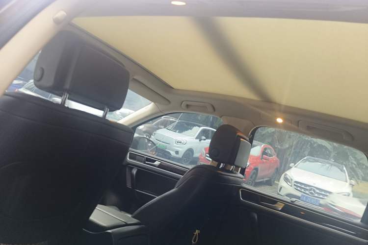 Used Volkswagen Touareg 2011 3.0 TSI Comfort Version Headliner