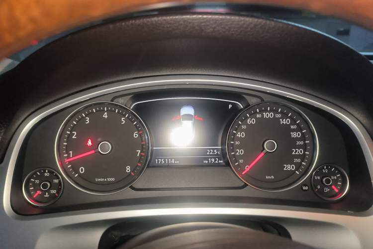 Used Volkswagen Touareg 2011 3.0 TSI High-End Version Instrument Cluster