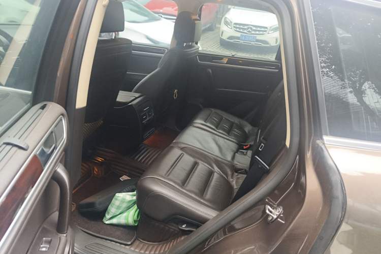 Used Volkswagen Touareg 2011 3.0 TSI Comfort Version Left Rear Seat