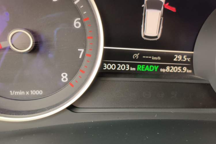 Used Volkswagen Touareg 2011 3.0 TSI Hybrid Odometer Close Up