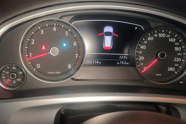 Used Volkswagen Touareg 2011 3.0 TSI High-End Version Odometer Close Up