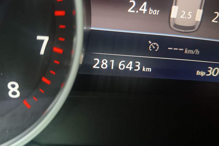 Used Volkswagen Touareg 2011 3.0 TSI Comfort Version Odometer Close Up