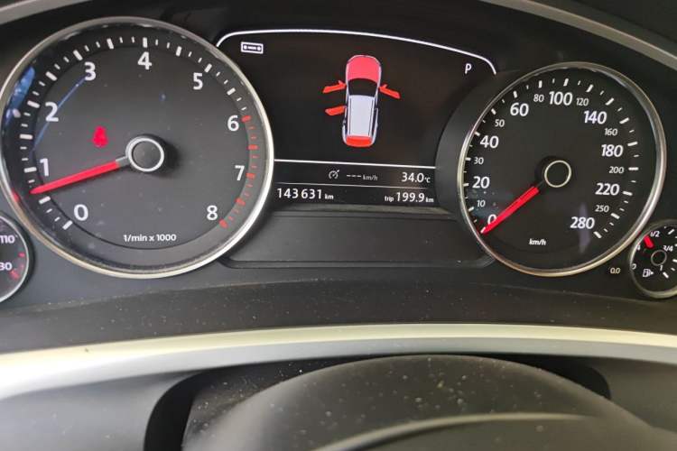 Used Volkswagen Touareg 2011 3.0 TSI Comfort Version Odometer Close Up