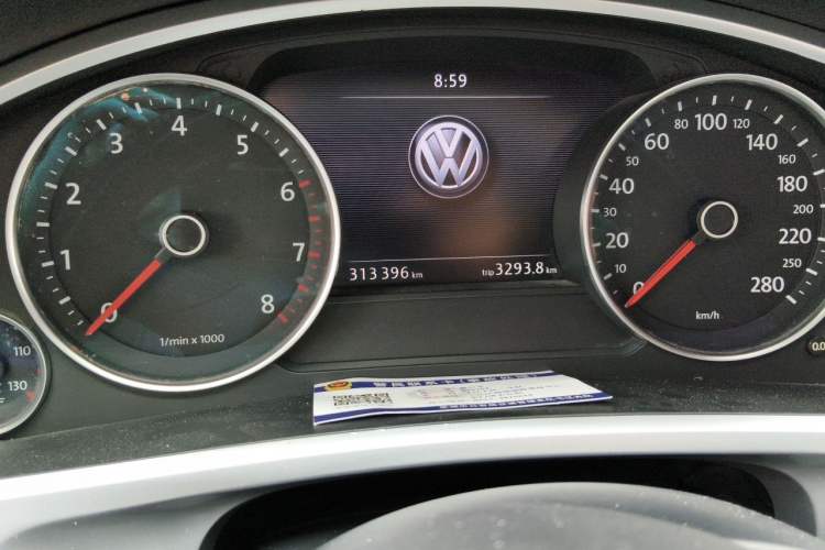 Used Volkswagen Touareg 2011 3.0 TSI Standard Version Odometer Close Up