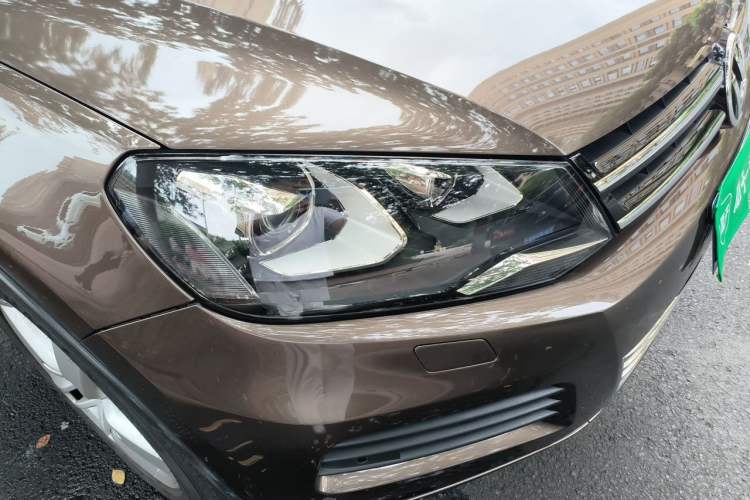 Used Volkswagen Touareg 2011 3.0 TSI Hybrid Right Front Headlight
