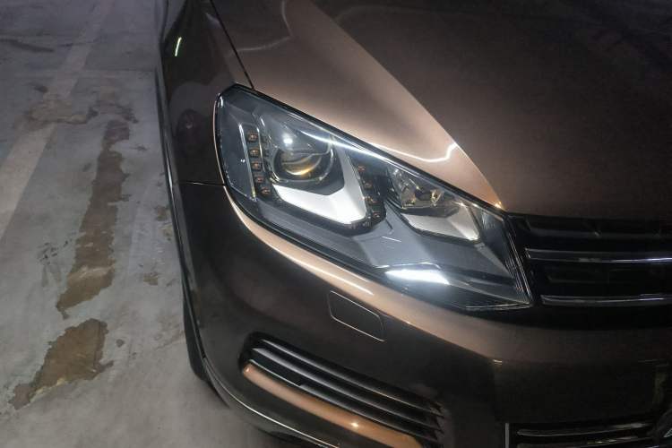Used Volkswagen Touareg 2011 3.0 TSI High-End Version Right Front Headlight
