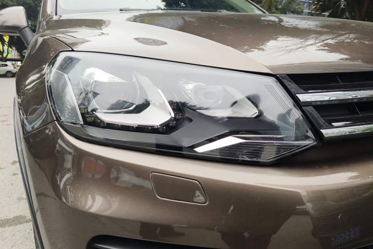 Used Volkswagen Touareg 2011 3.0 TSI Comfort Version Right Front Headlight