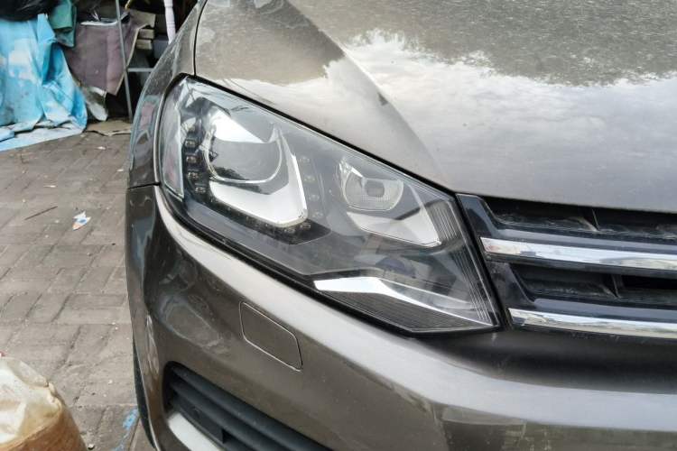 Used Volkswagen Touareg 2011 3.0 TSI Standard Version Right Front Headlight