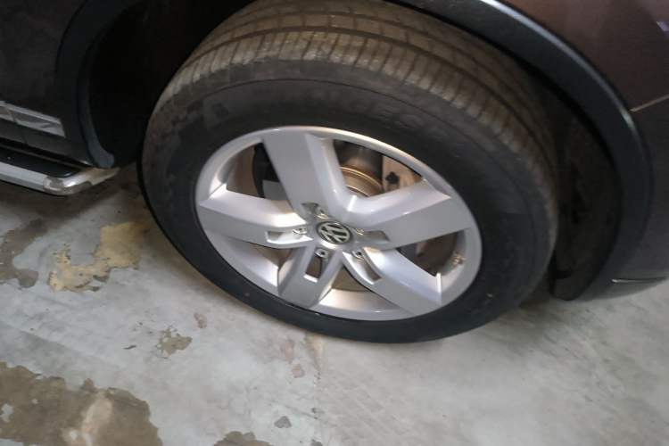 Used Volkswagen Touareg 2011 3.0 TSI High-End Version Right Front Wheel Hub