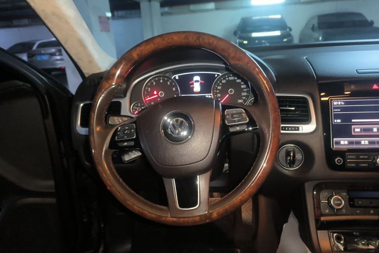 Used Volkswagen Touareg 2011 3.0 TSI High-End Version Steering Wheel