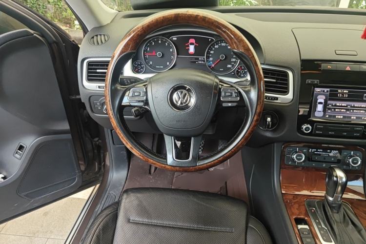 Used Volkswagen Touareg 2011 3.0 TSI Comfort Version Steering Wheel