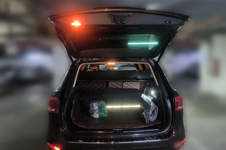 Used Volkswagen Touareg 2011 3.0 TSI High-End Version Trunk