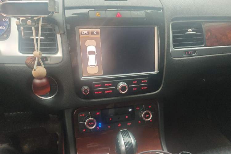 Used Volkswagen Touareg 2011 3.0 TSI High-End Version Audio And AC Panel