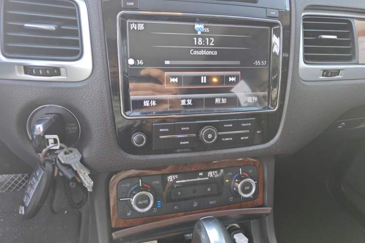 Used Volkswagen Touareg 2011 3.0 TSI Comfort Version Audio And AC Panel
