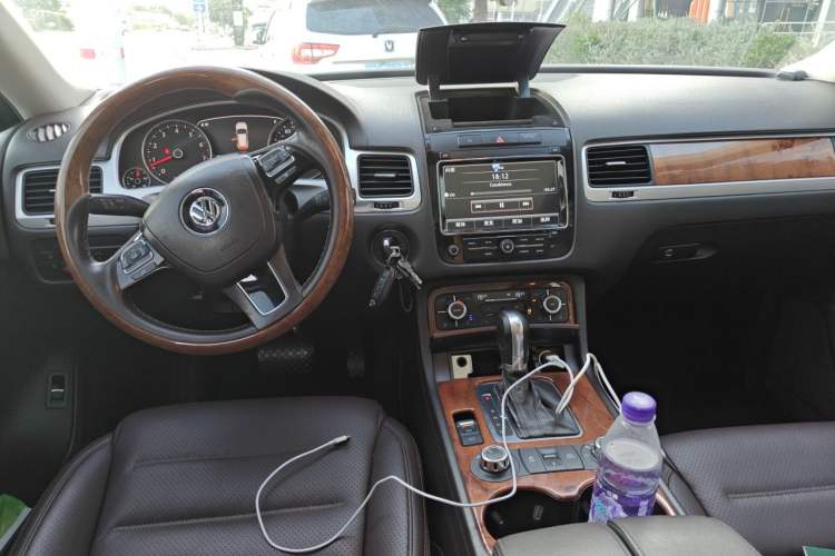 Used Volkswagen Touareg 2011 3.0 TSI Comfort Version Center Console