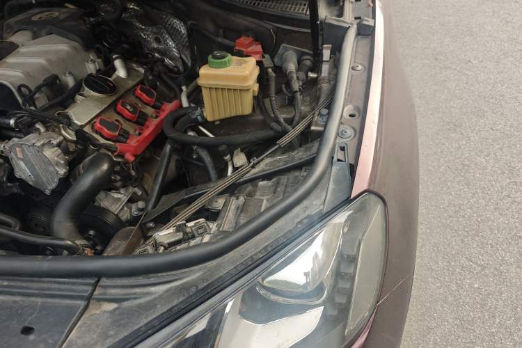 Used Volkswagen Touareg 2011 3.0 TSI High-End Version Engine Bay Left