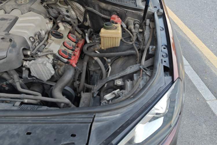Used Volkswagen Touareg 2011 3.0 TSI Comfort Version Engine Bay Left