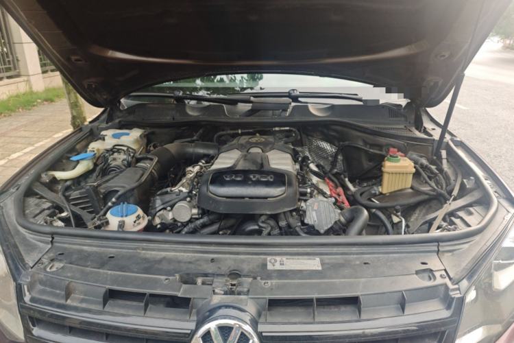 Used Volkswagen Touareg 2011 3.0 TSI High-End Version Engine Bay