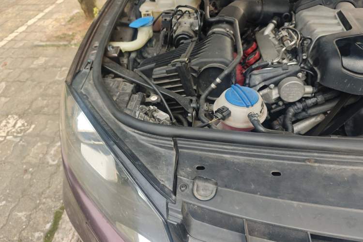Used Volkswagen Touareg 2011 3.0 TSI High-End Version Engine Bay Right