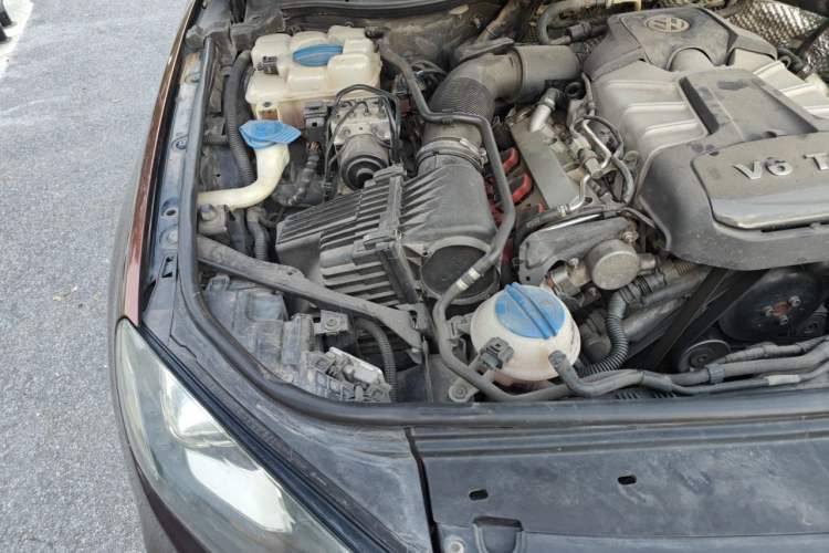 Used Volkswagen Touareg 2011 3.0 TSI Comfort Version Engine Bay Right