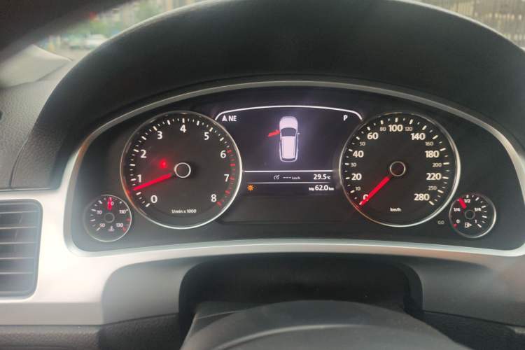 Used Volkswagen Touareg 2011 3.0 TSI High-End Version Instrument Cluster