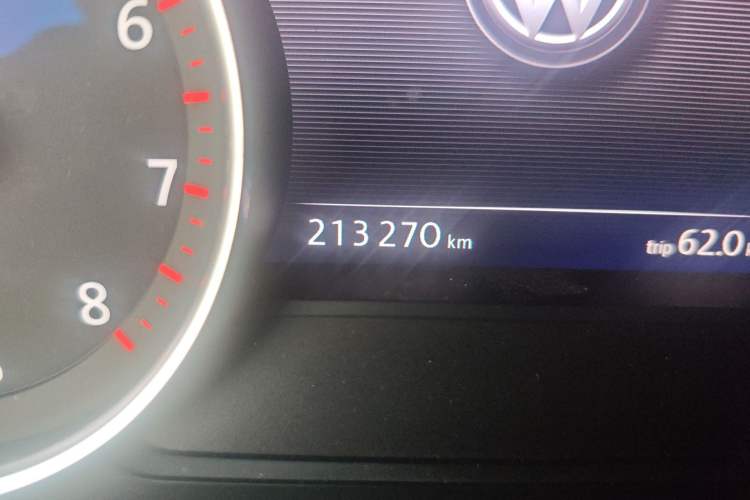 Used Volkswagen Touareg 2011 3.0 TSI High-End Version Odometer Close Up