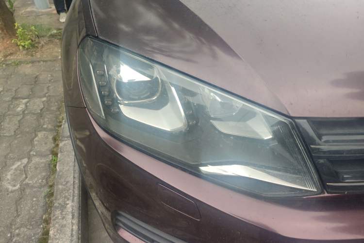 Used Volkswagen Touareg 2011 3.0 TSI High-End Version Right Front Headlight
