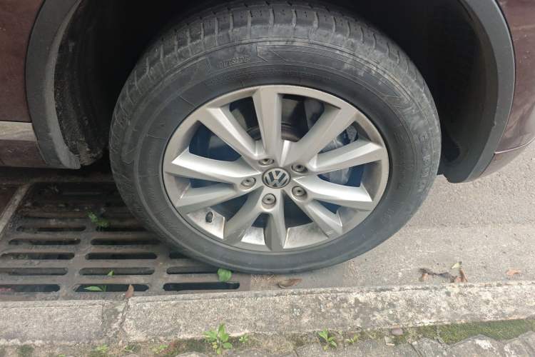 Used Volkswagen Touareg 2011 3.0 TSI High-End Version Right Front Wheel Hub