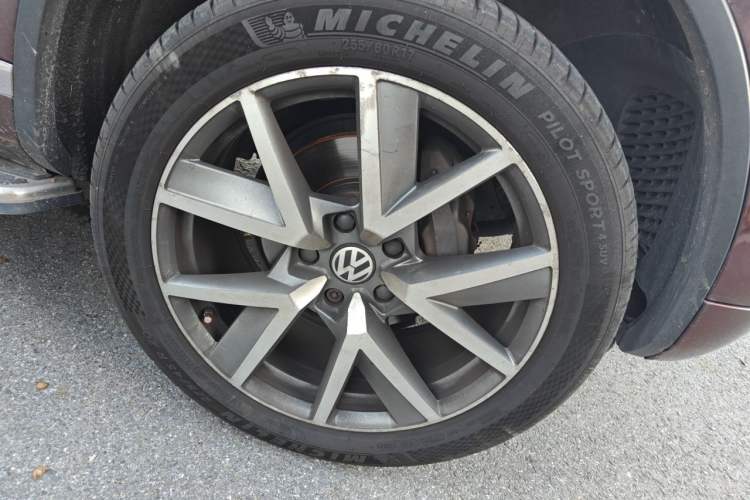 Used Volkswagen Touareg 2011 3.0 TSI Comfort Version Right Front Wheel Hub