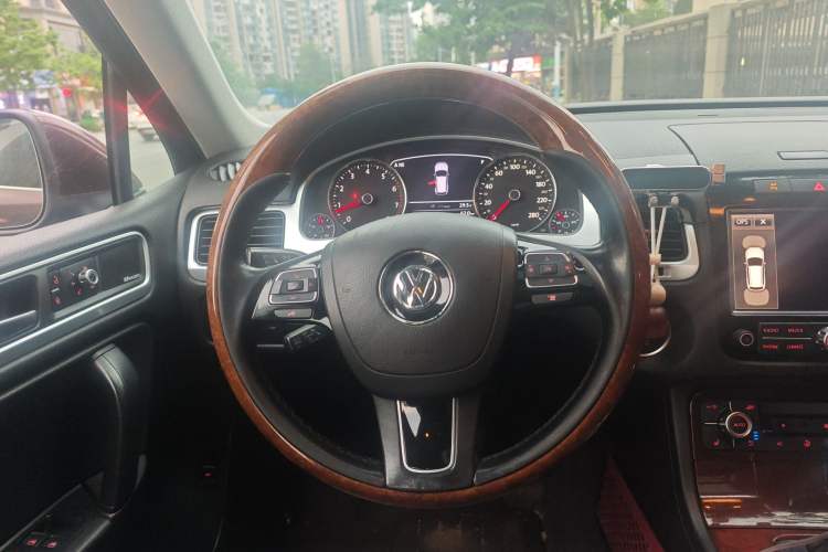 Used Volkswagen Touareg 2011 3.0 TSI High-End Version Steering Wheel