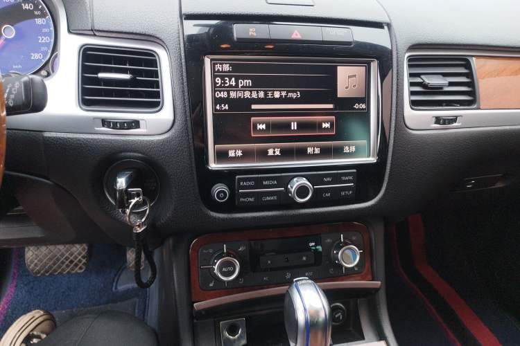 Used Volkswagen Touareg 2011 3.0 TSI High-End Version Audio And AC Panel