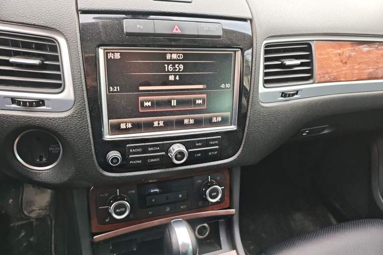 Used Volkswagen Touareg 2011 3.0 TSI High-End Version Audio And AC Panel