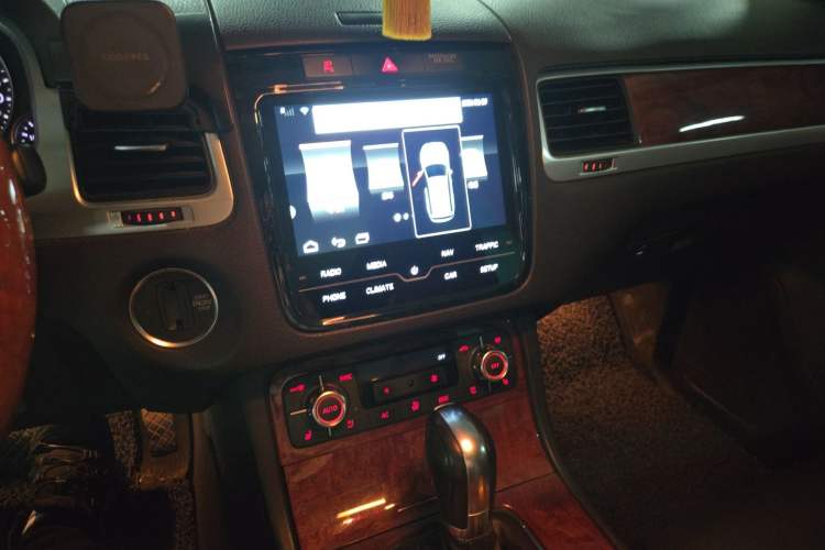 Used Volkswagen Touareg 2011 3.0 TSI High-End Version Audio And AC Panel