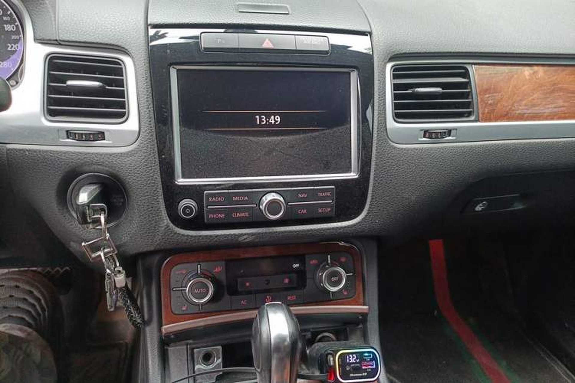 Used Volkswagen Touareg 2011 3.0 TDI Diesel Standard Version Audio And AC Panel