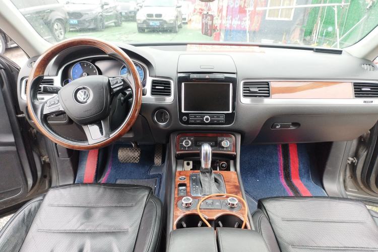 Used Volkswagen Touareg 2011 3.0 TSI High-End Version Center Console