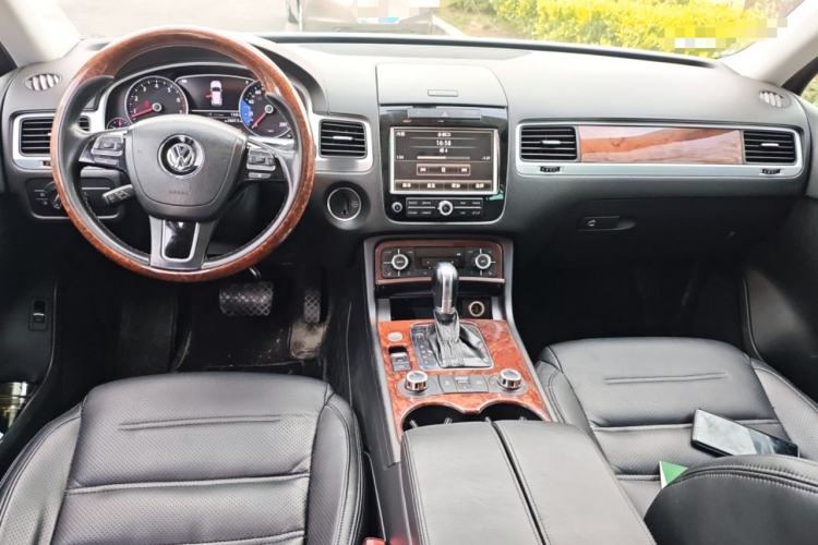 Used Volkswagen Touareg 2011 3.0 TSI High-End Version Center Console