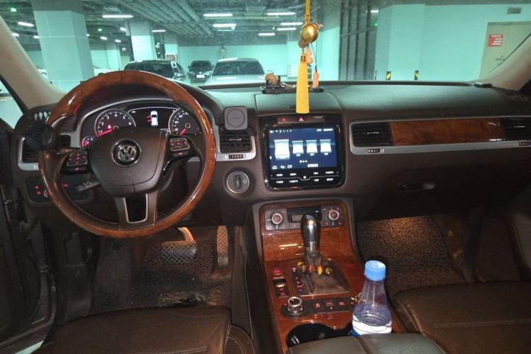 Used Volkswagen Touareg 2011 3.0 TSI High-End Version Center Console