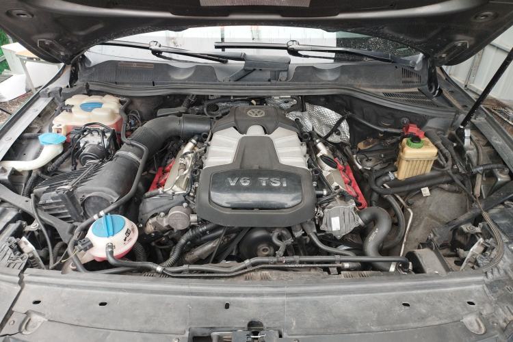 Used Volkswagen Touareg 2011 3.0 TSI High-End Version Engine Bay