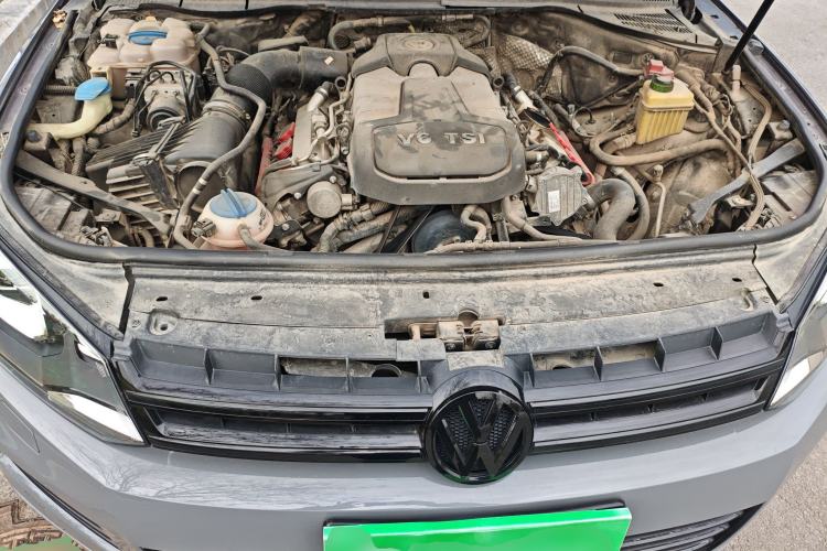 Used Volkswagen Touareg 2011 3.0 TSI High-End Version Engine Bay