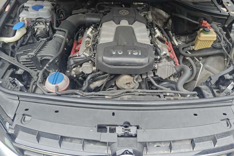 Used Volkswagen Touareg 2011 3.0 TSI Standard Version Engine Bay