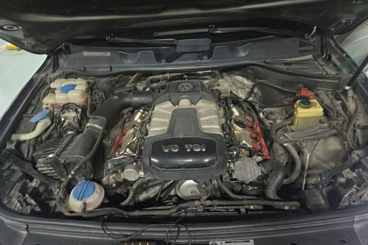 Used Volkswagen Touareg 2011 3.0 TSI High-End Version Engine Bay