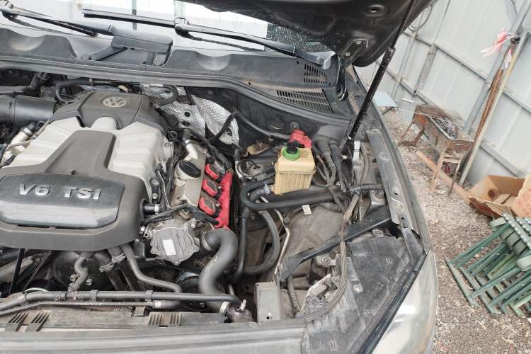 Used Volkswagen Touareg 2011 3.0 TSI High-End Version Engine Bay Left