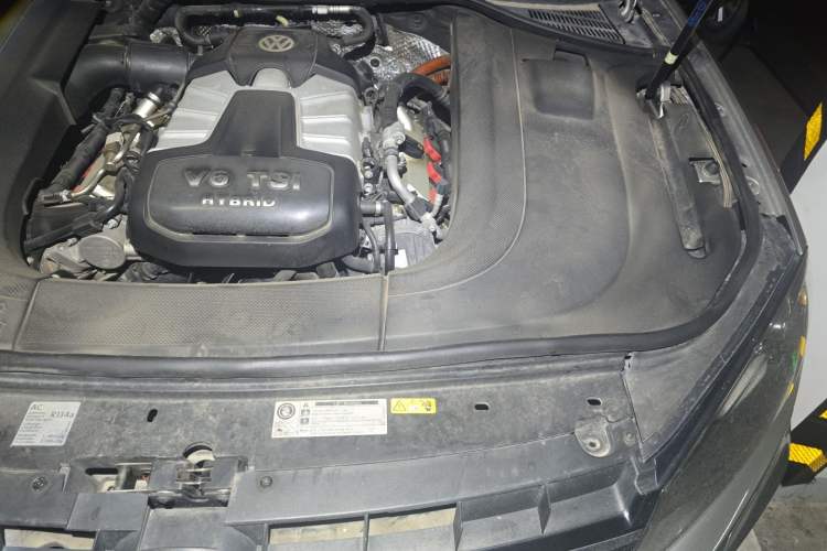 Used Volkswagen Touareg 2011 3.0 TSI Hybrid Engine Bay Left