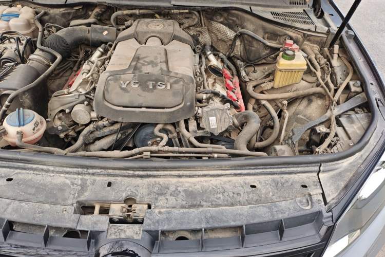 Used Volkswagen Touareg 2011 3.0 TSI High-End Version Engine Bay Left